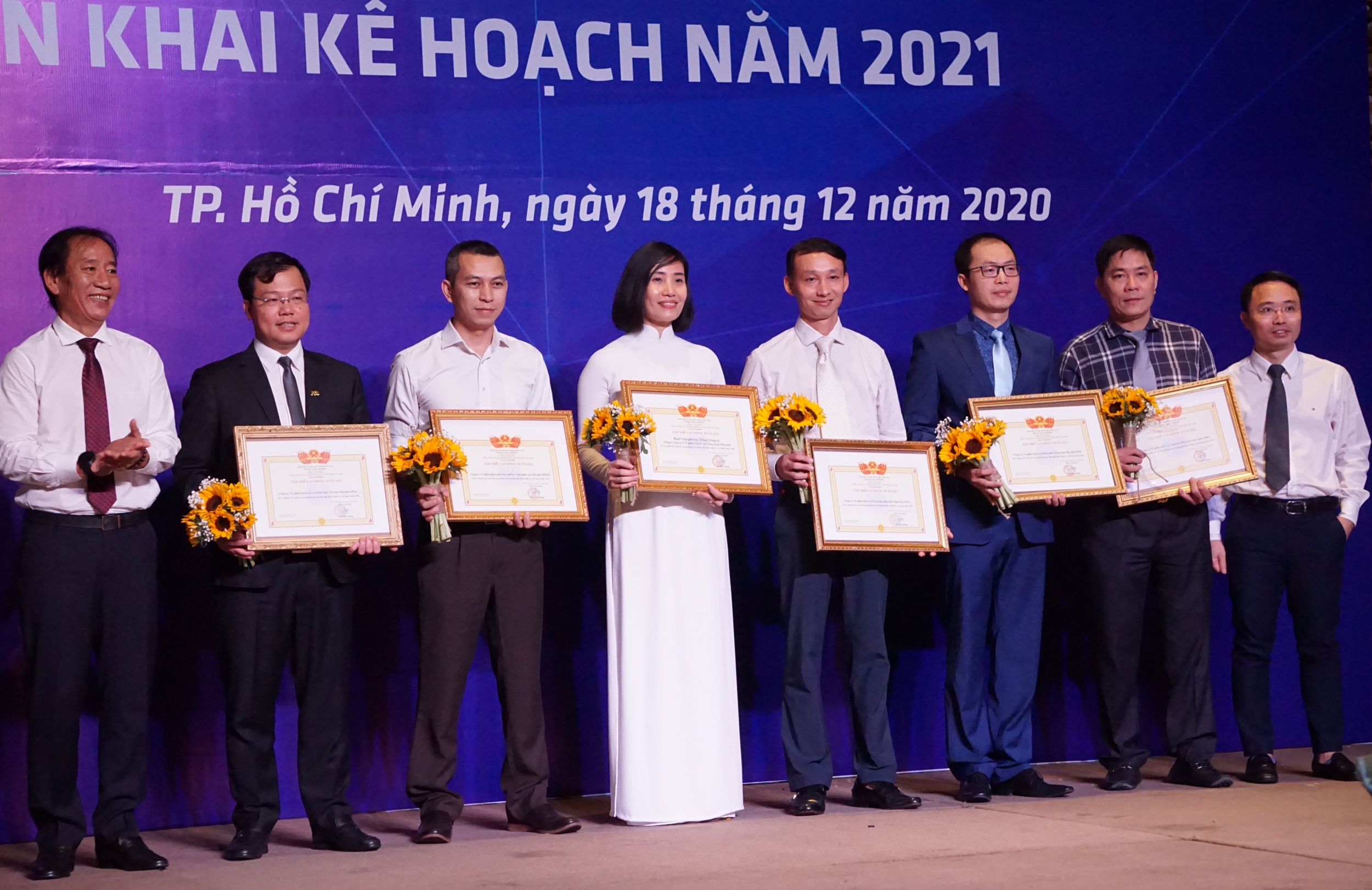 Trao bằng khen của Tổng giám đốc Petrosetco cho các tập thể, cá nhân