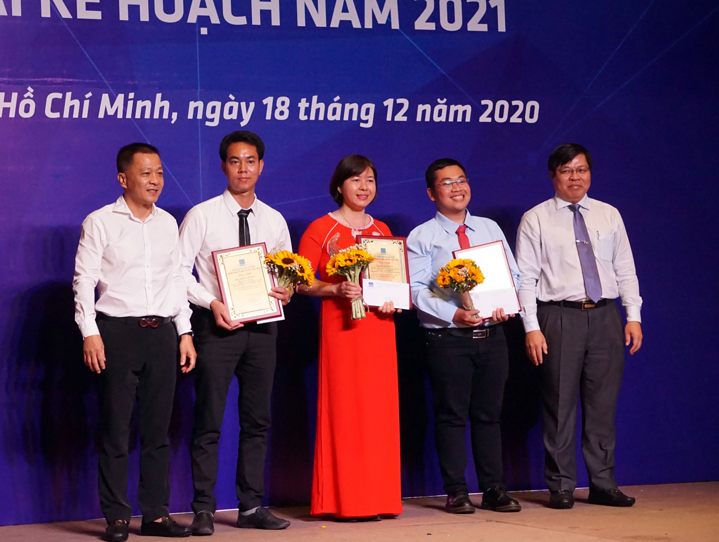 Khen thưởng các điển hình xuất sắc giai đoạn 2015 - 2019