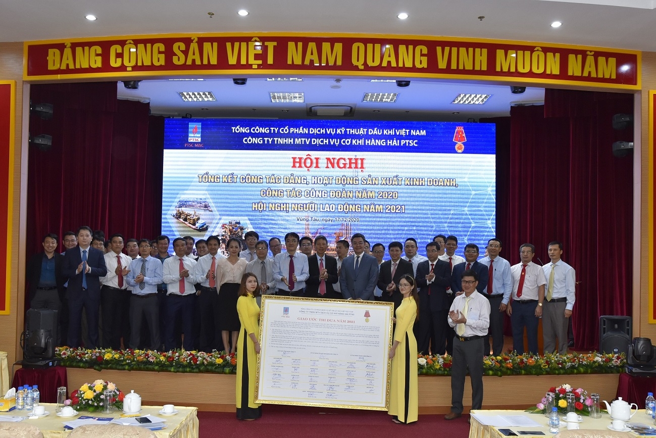 Tập thể Ban Lãnh đạo ký giao ước thi đua năm 2021
