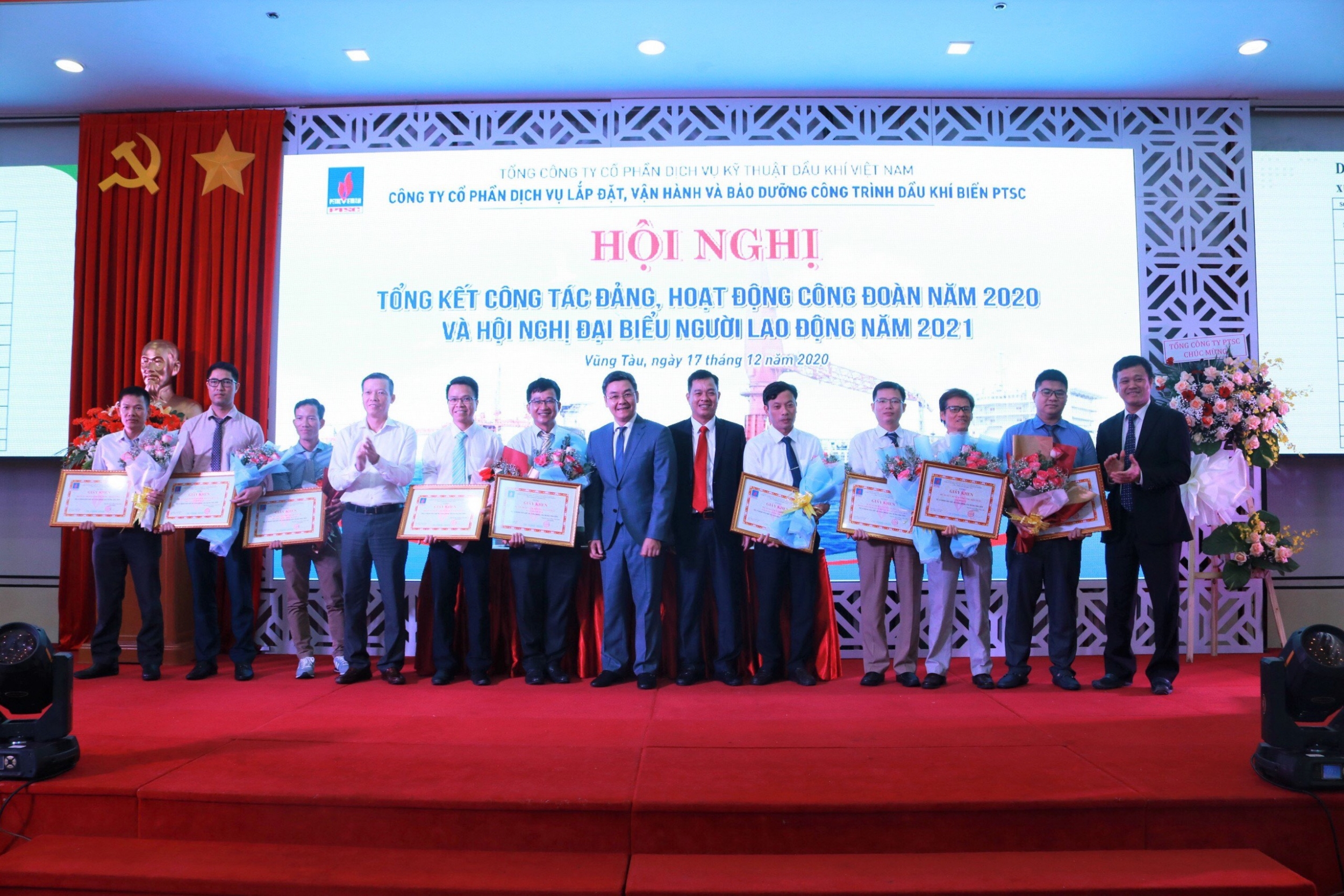 Ban Lãnh đạo POS & Tổng công ty PTSC trao bằng khen cho các Tổ Quản lý Dự án của Công ty POS hoàn thành xuất sắc nhiệm vụ