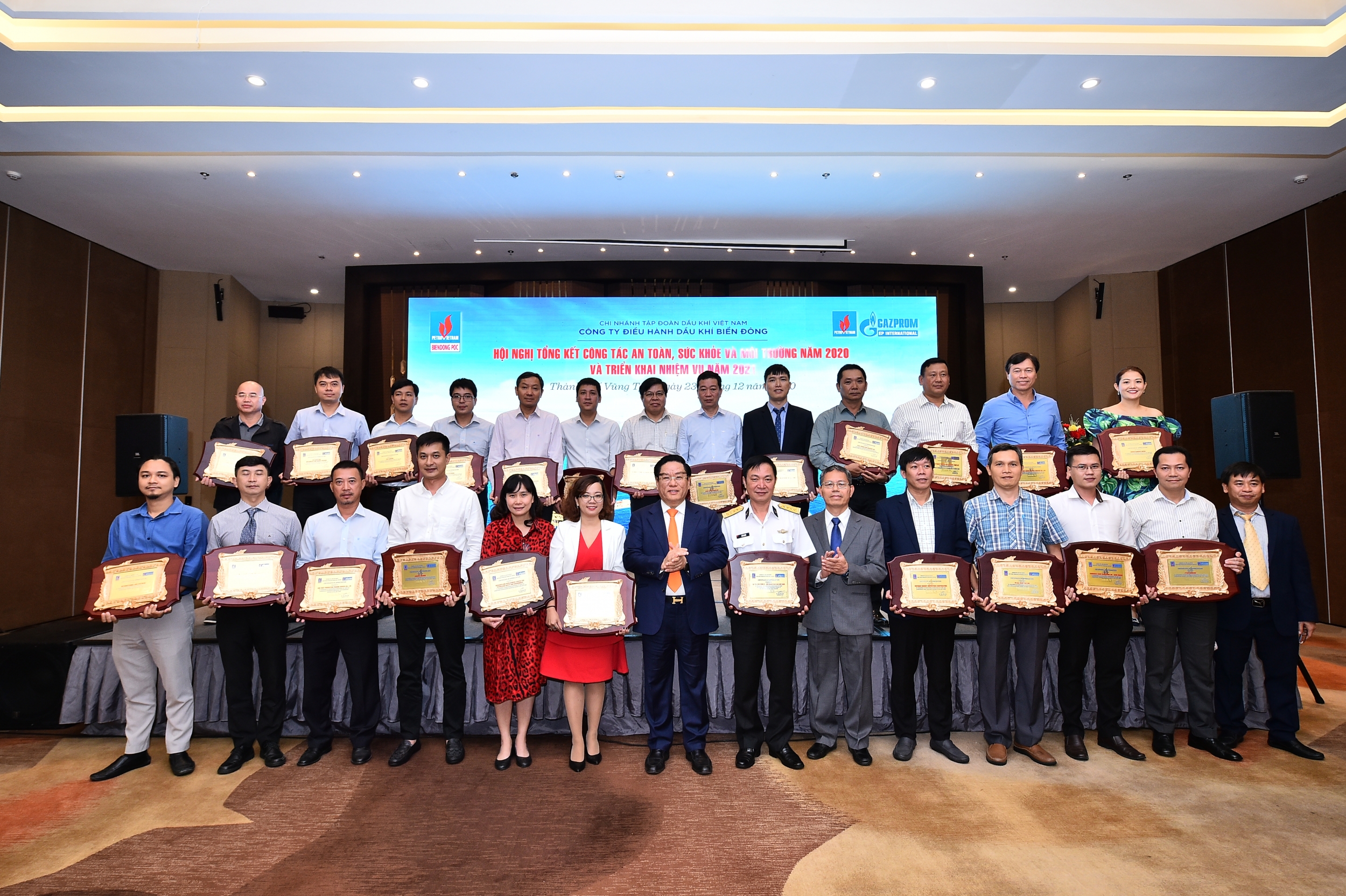 Lãnh đạo BIENDONG POC trao tặng giấy khen cho các Nhà thầu có thành tích xuất sắc