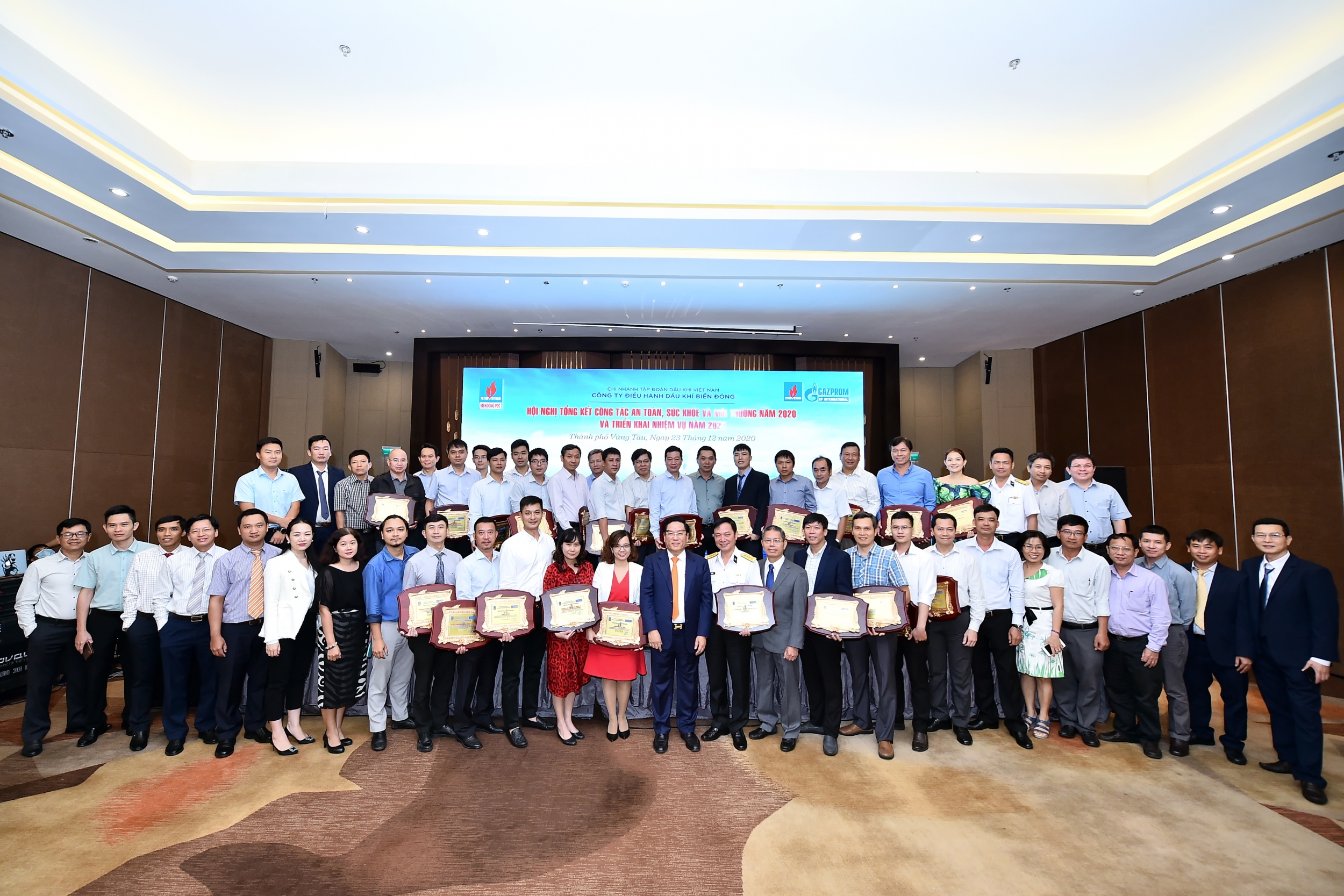 Các đại biểu chụp ảnh lưu niệm