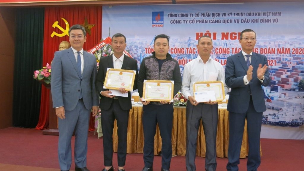 Trao tặng Giấy khen cho các tập thể, cá nhân có thành tích xuất sắc  trong phong trào thi đua, sáng kiến cải tiến năm 2020