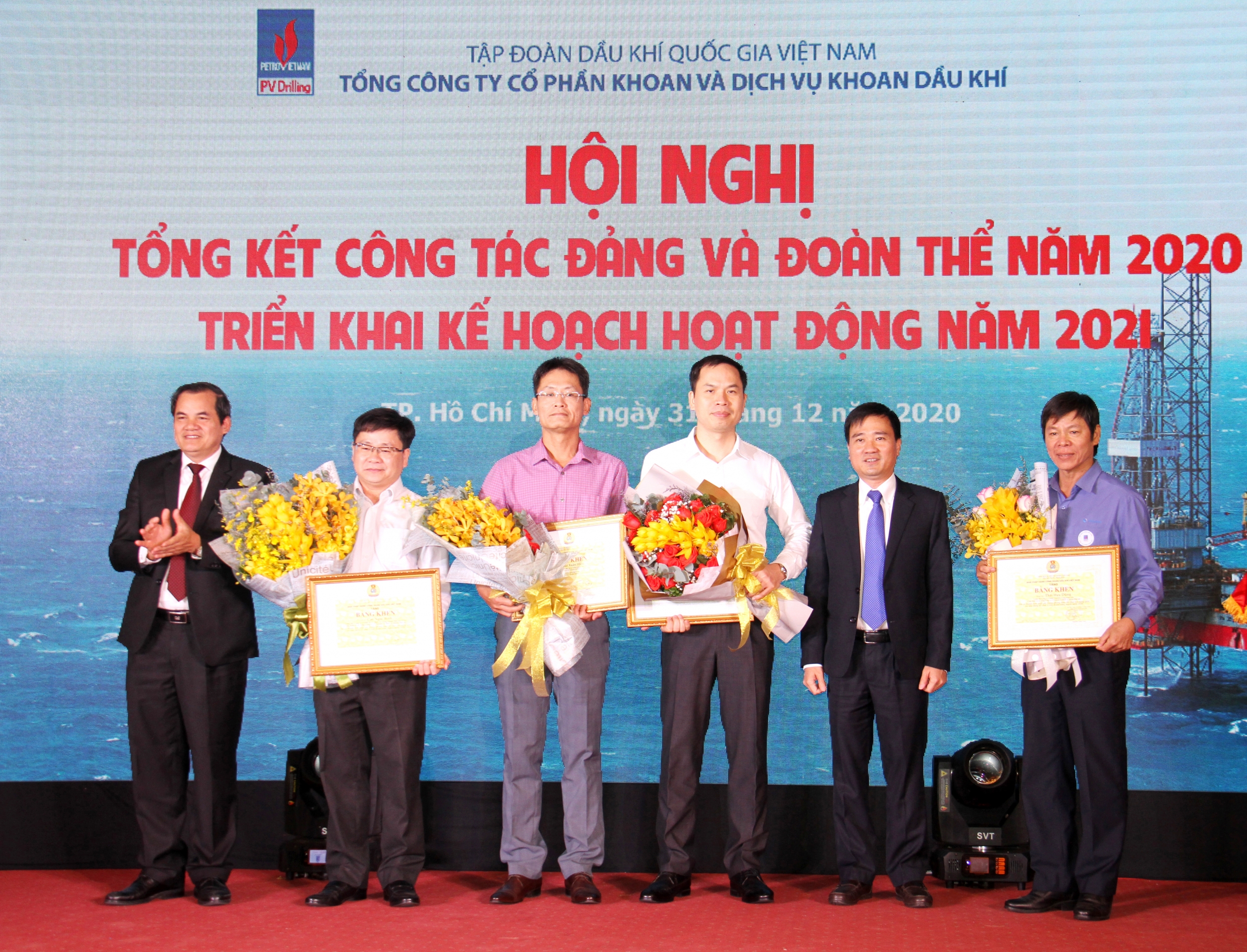 Trao tặng bằng khen của Công đoàn Dầu khí cho các cá nhân