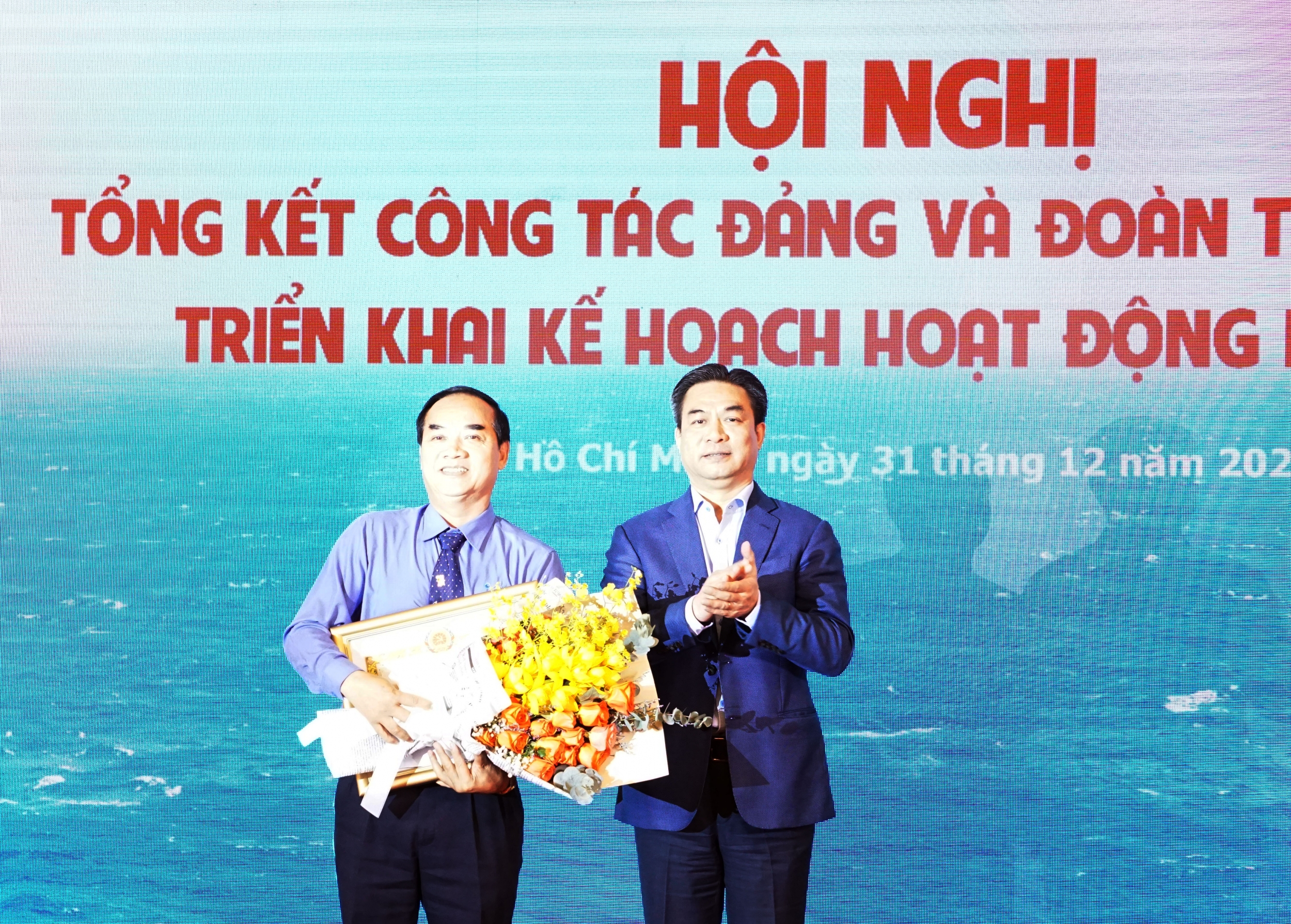 Trao huy hiệu 30 năm tuổi Đảng cho người lao động PV Drilling