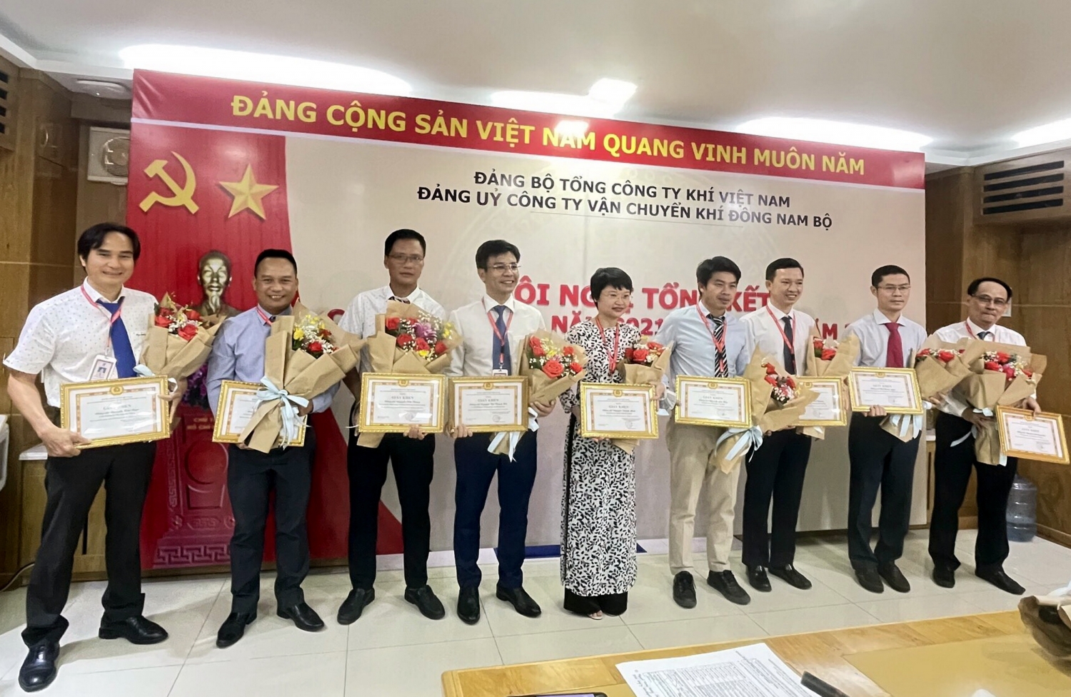 khen thưởng các đảng viên và tập thể hoàn thành xuất sắc nhiệm vụ trong năm 2021