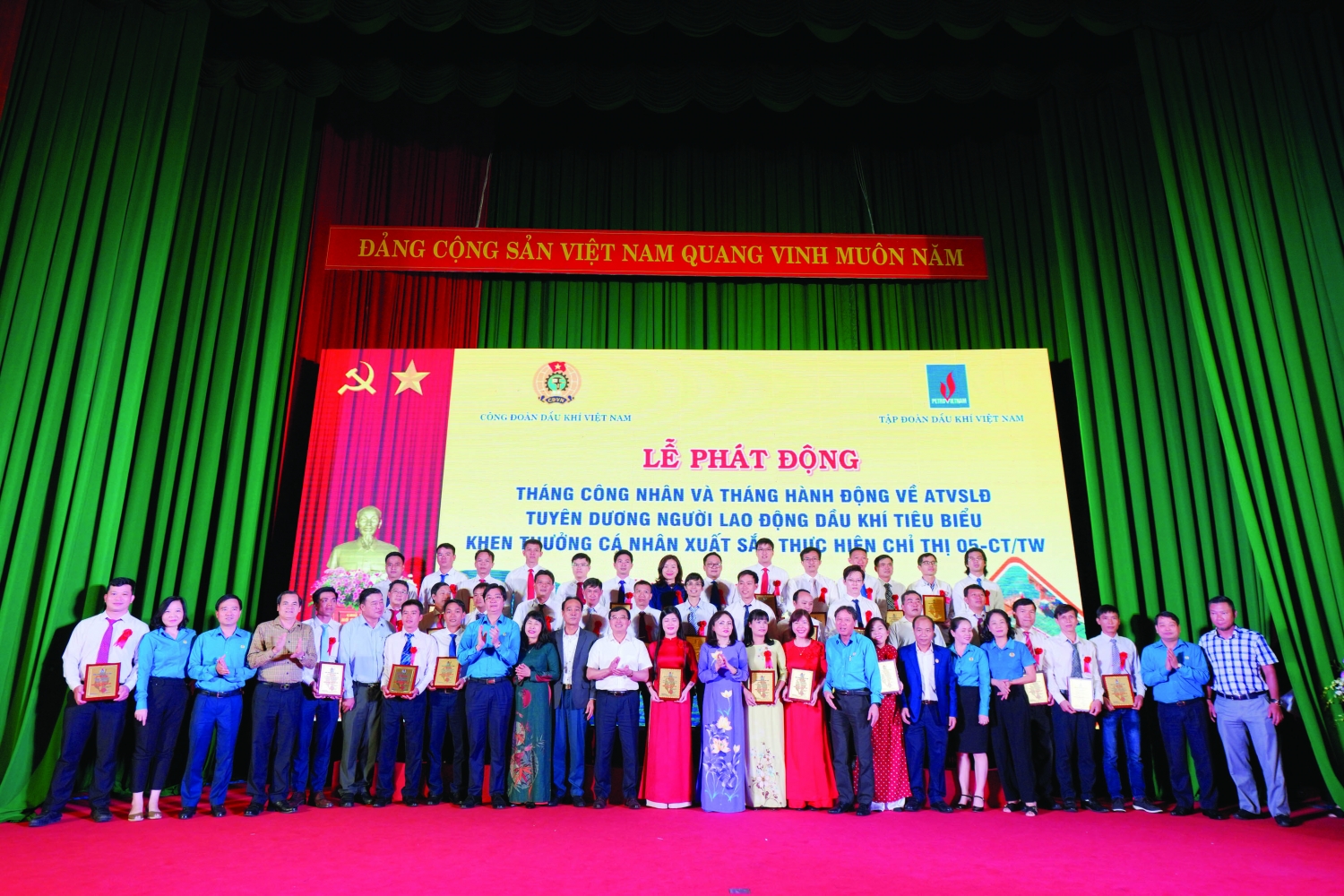 kêu gọi đội ngũ CNVCLĐ trong toàn Tập đoàn tiếp tục phát huy truyền thống vẻ vang của ngành, nỗ lực cố gắng với trách nhiệm cao, hoàn thành tốt mọi nhiệm vụ 