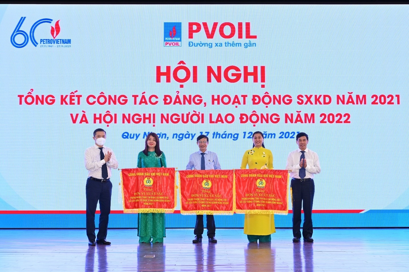 Trao tặng Cờ thi đua của CĐ DKVN