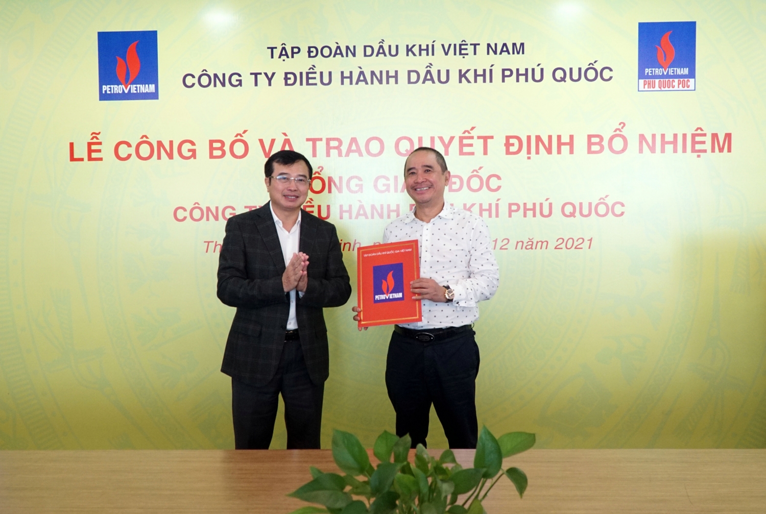 Chủ tịch HĐTV Petrovietnam Hoàng Quốc Vượng trao quyết định bổ nhiệm Tổng Giám đốc Phú Quốc POC cho đồng chí Bùi Vạn Thuận