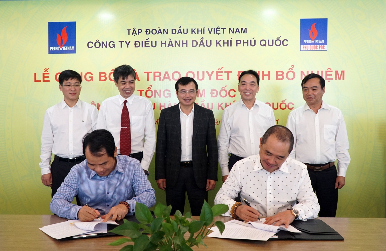 Ký bàn giao công việc giữa lãnh đạo Phú Quốc POC