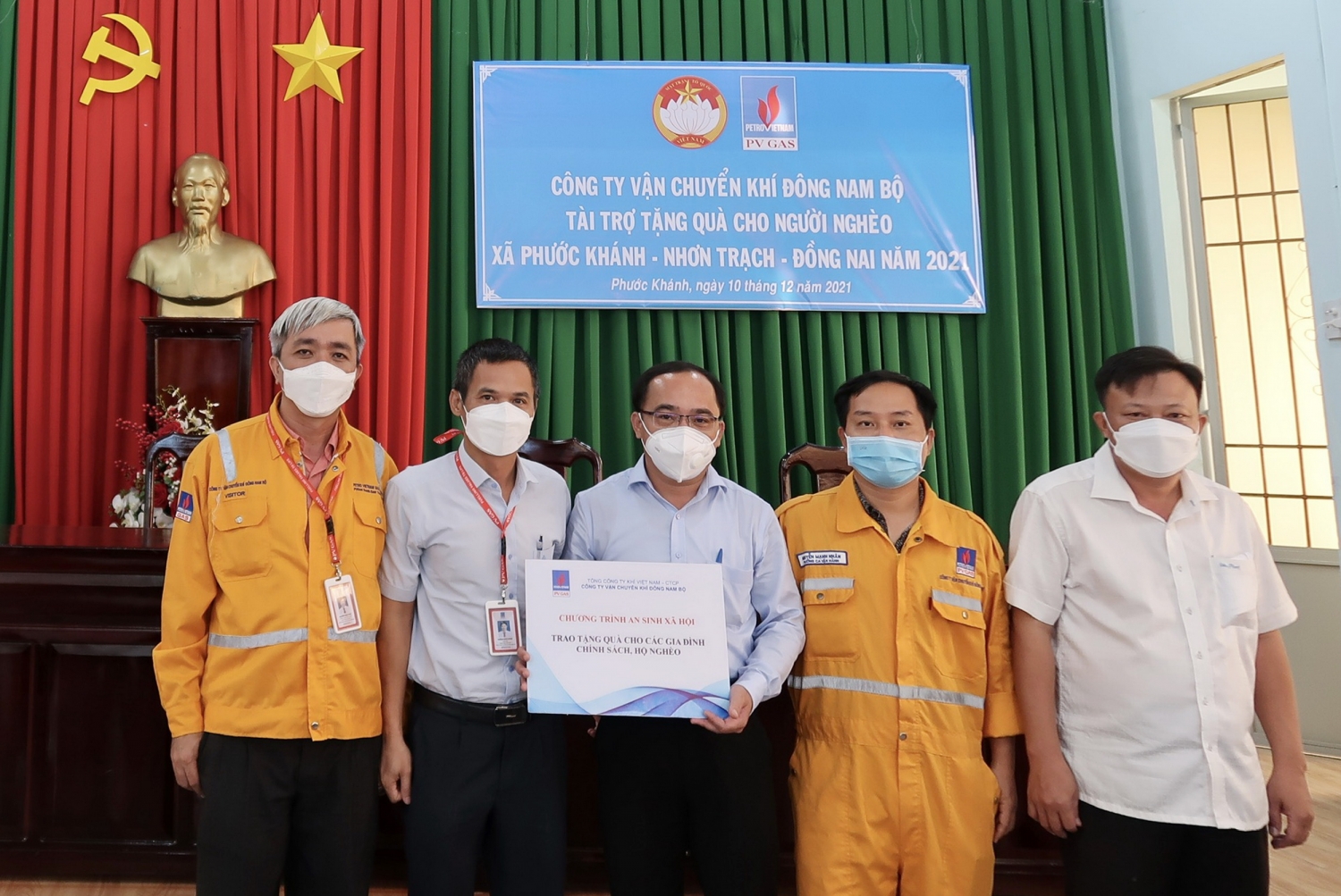 Đại diện Lãnh đạo KĐN trao chứng nhận Chương trình ASXH 2021 tại huyện Nhơn Trạch, Đồng Nai