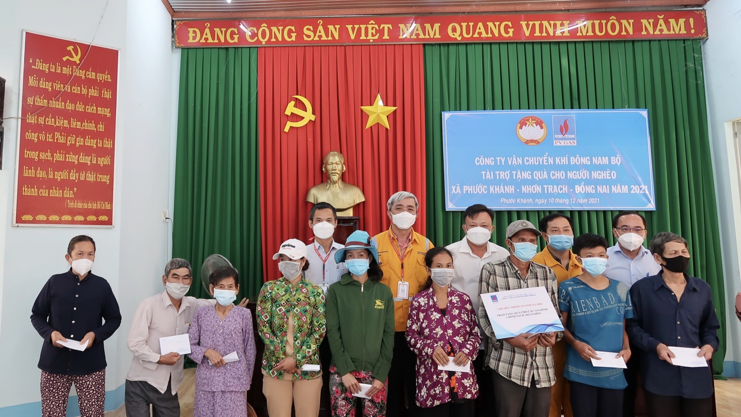 Đại diện các hộ gia đình khó khăn đón nhận những phần quà hỗ trợ từ những tấm lòng KĐN