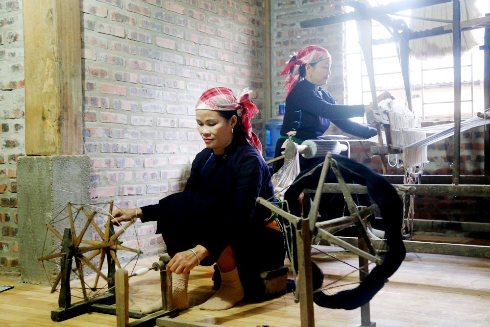 Người Tày giữ nghề làm thổ cẩm