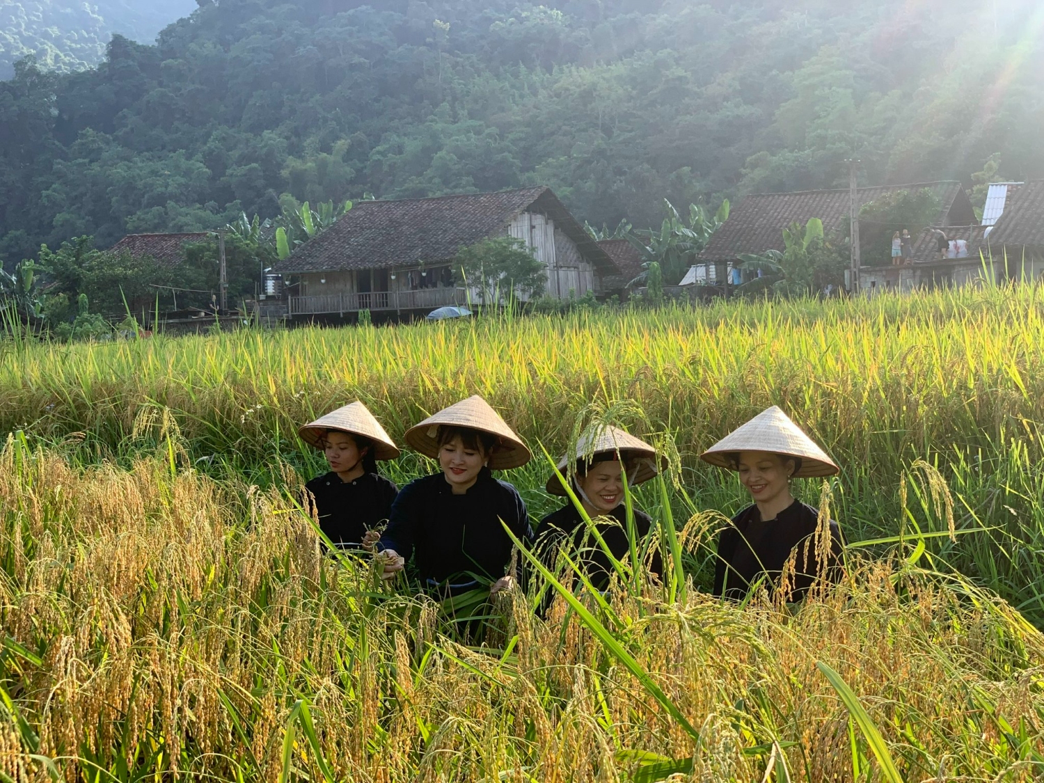 Lưu luyến văn hóa bản địa miền non nước Cao Bằng