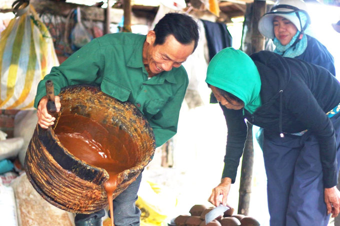 Mỗi ngày đổ cả nghìn bát đường, mang vị Tết ngọt đi muôn nơi - 1