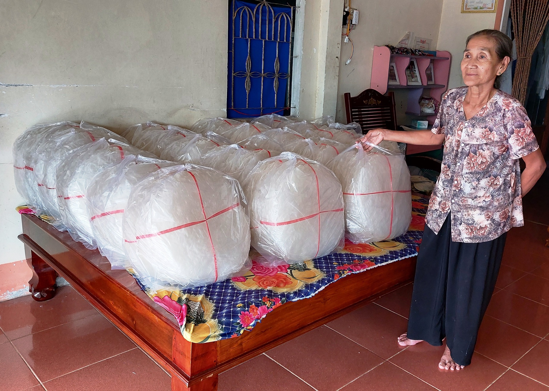 Làng nghề bánh tráng 100 tuổi tất bật những ngày giáp Tết - 12