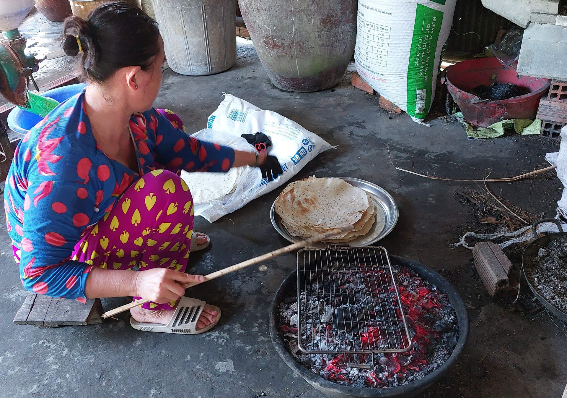 Làng nghề bánh tráng 100 tuổi tất bật những ngày giáp Tết - 10