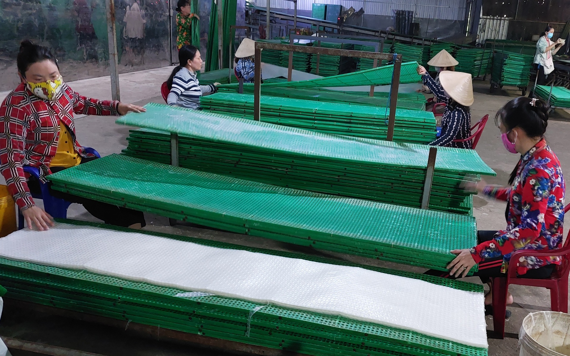 Làng nghề bánh tráng 100 tuổi tất bật những ngày giáp Tết - 15