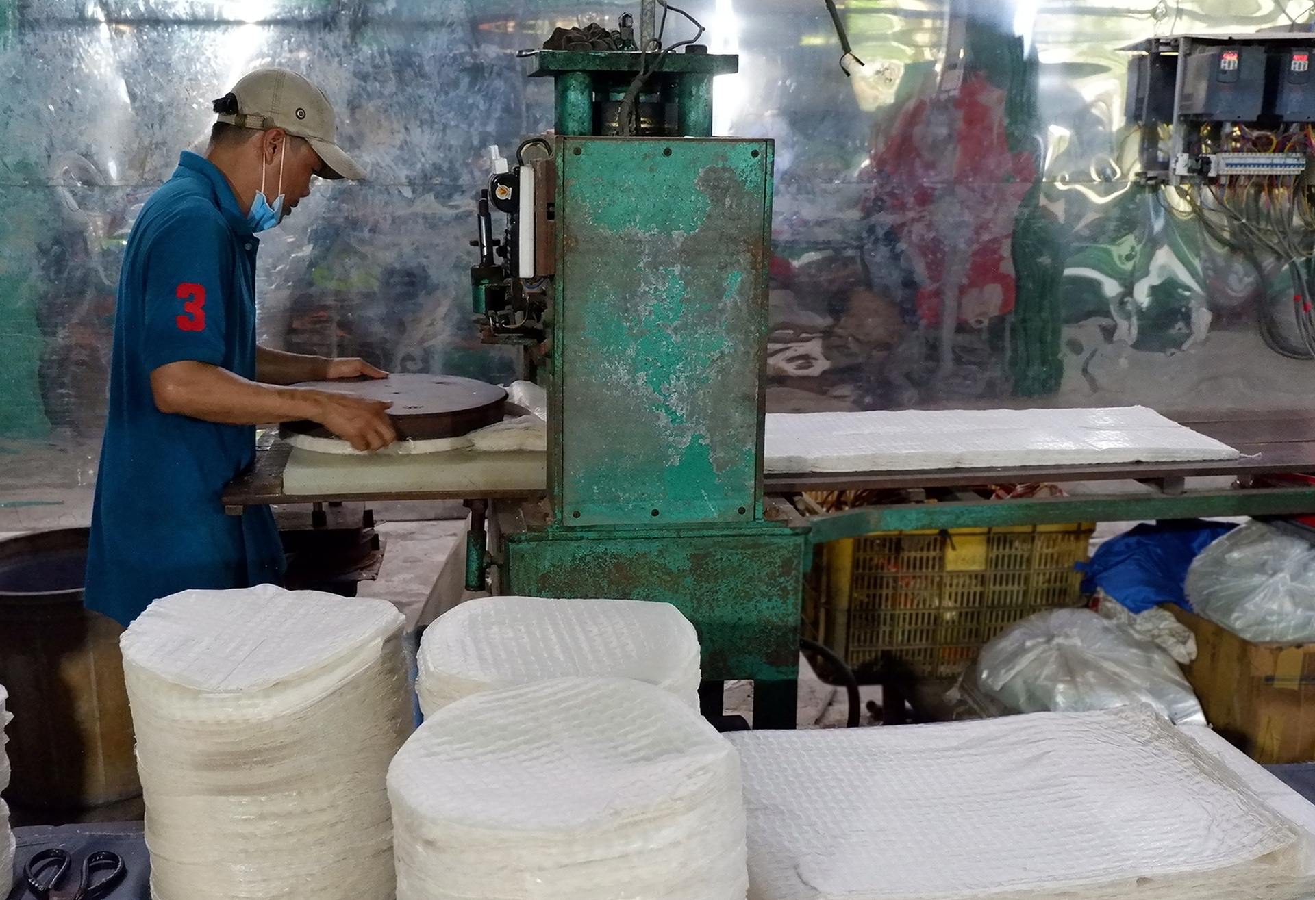 Làng nghề bánh tráng 100 tuổi tất bật những ngày giáp Tết - 14