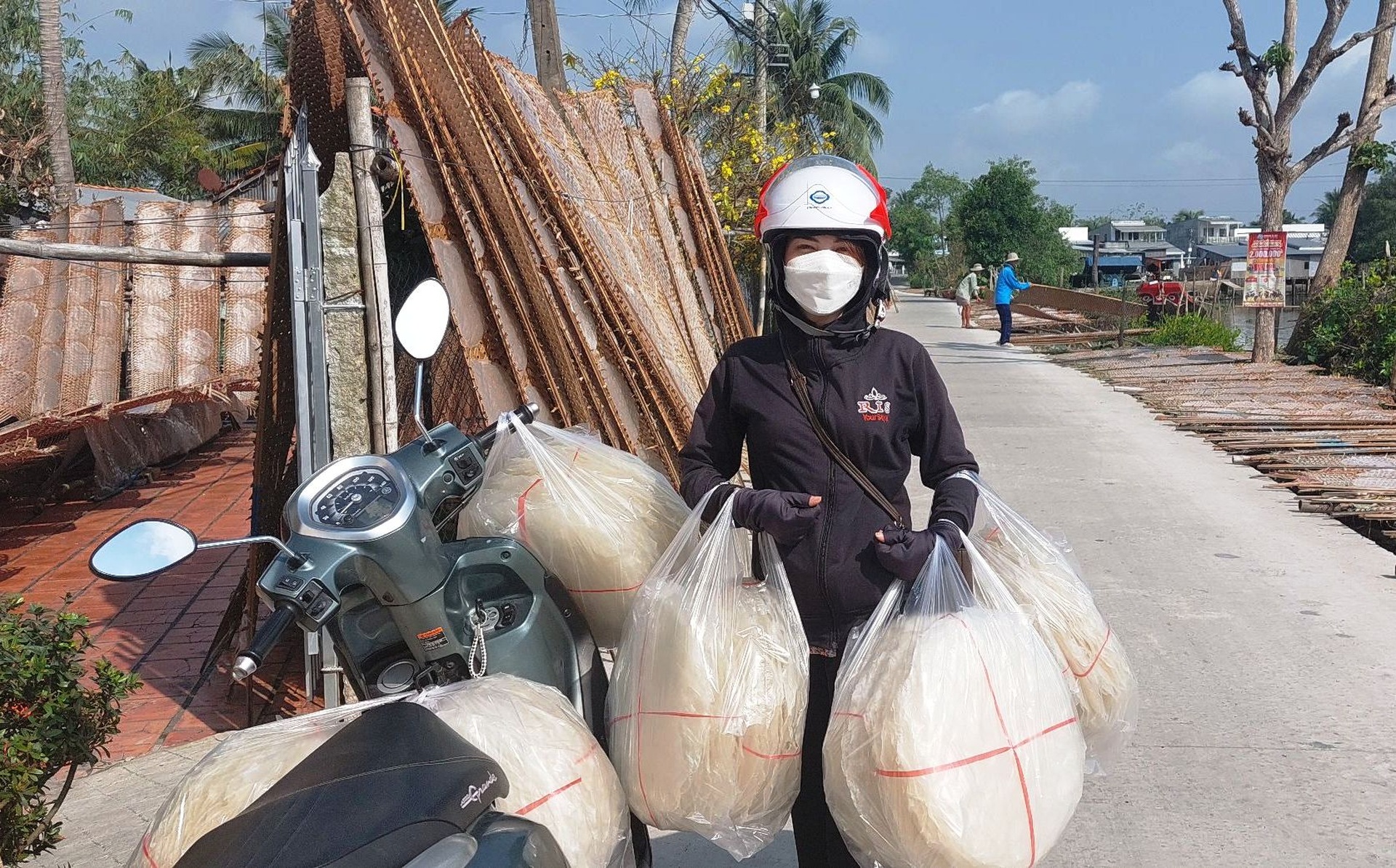 Làng nghề bánh tráng 100 tuổi tất bật những ngày giáp Tết - 16