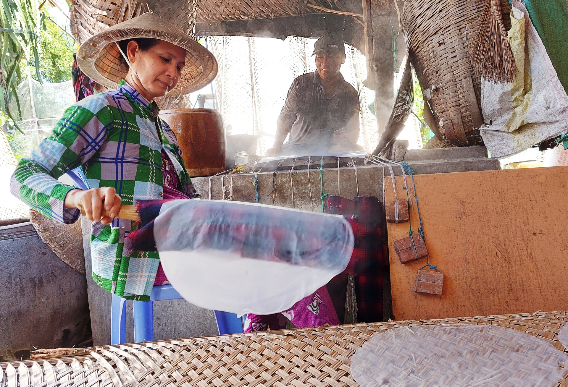 Làng nghề bánh tráng 100 tuổi tất bật những ngày giáp Tết - 4