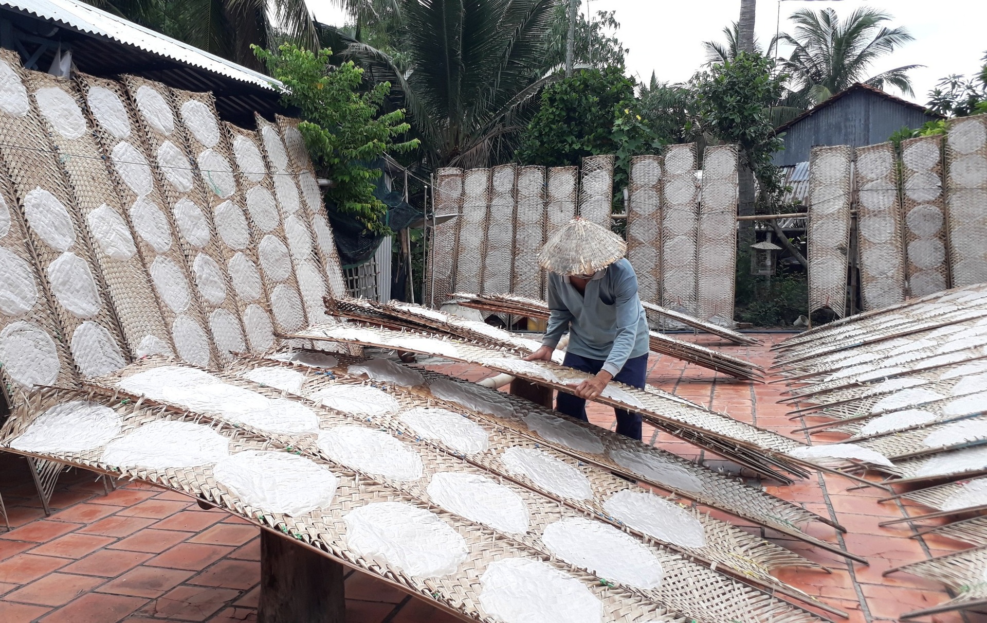 Làng nghề bánh tráng 100 tuổi tất bật những ngày giáp Tết - 13