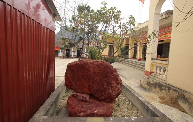Kỳ diệu loại đá đỏ dùng làm lá cờ Tổ quốc trong Lăng Bác Hồ ky dieu loai da do dung lam la co to quoc trong lang bac ho