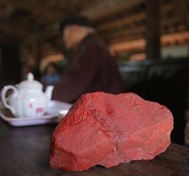 Kỳ diệu loại đá đỏ dùng làm lá cờ Tổ quốc trong Lăng Bác Hồ ky dieu loai da do dung lam la co to quoc trong lang bac ho