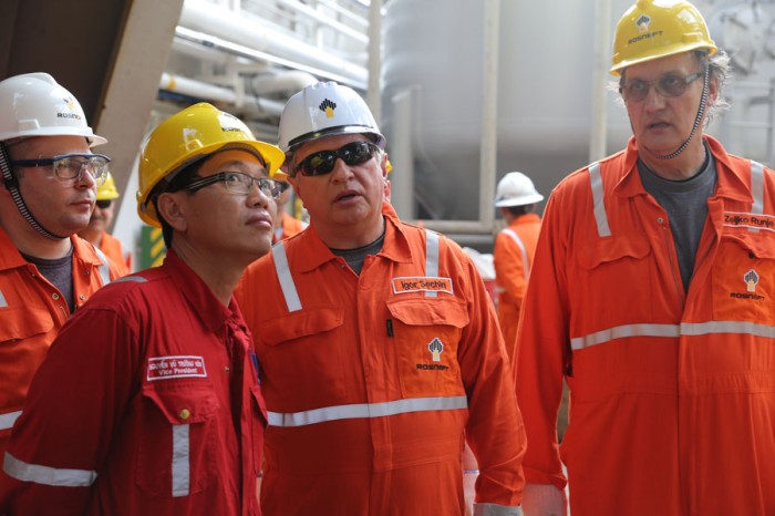 lanh dao tap doan rosneft va petrovietnam tham gian khoan tham do ngoai khoi viet nam