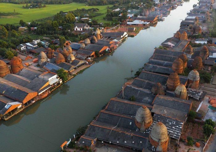 Đẹp mơ màng "vương quốc đỏ" Vĩnh Long
