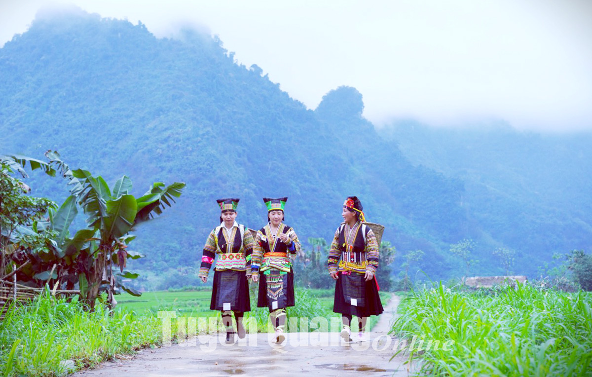 Bản sắc người Mông đen Chẩu Quân