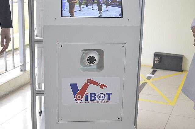 viet nam che tao thanh cong robot van chuyen trong cac khu vuc cach ly