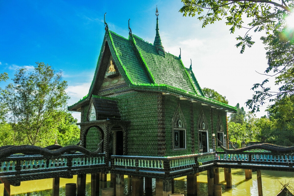 Chùa vỏ chai - Kiến trúc “có một không hai” ở Thái Lan Ngôi chùa vỏ chai - Kiến trúc “có một không hai” ở Thái Lan