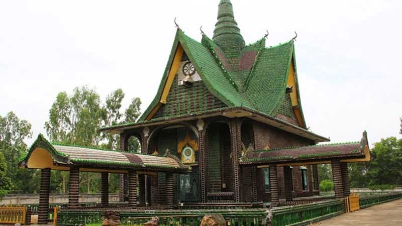 Chùa vỏ chai - Kiến trúc “có một không hai” ở Thái Lan Ngôi chùa vỏ chai - Kiến trúc “có một không hai” ở Thái Lan