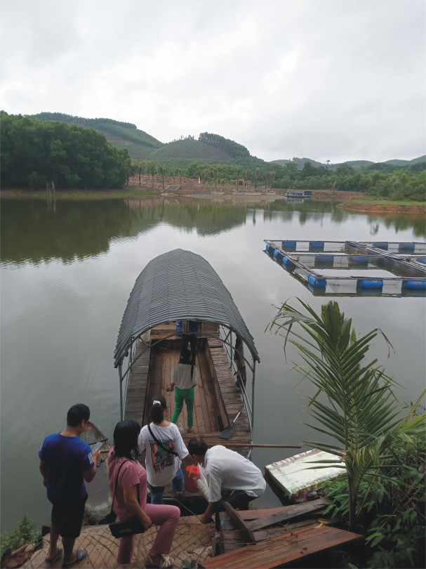 Du khách lên tàu khám phá lòng hồ. Ảnh: Hoài Vũ