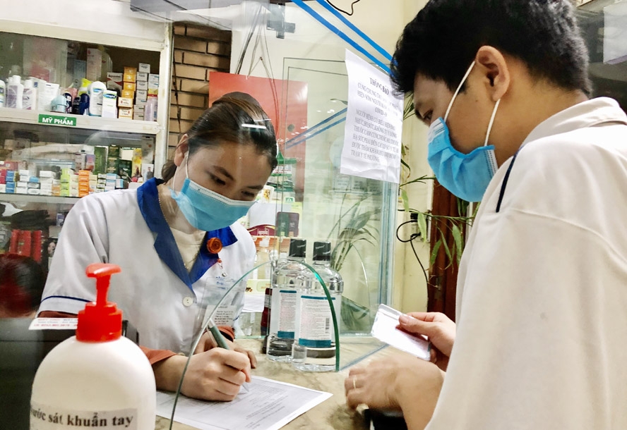 Người dân tuyệt đối không được tự ý mua thuốc về điều trị Covid-19 tại nhà. Ảnh: Xuân Lộc