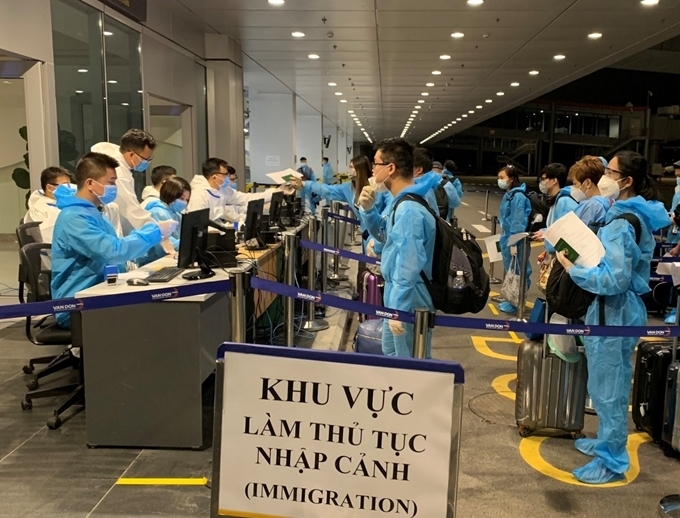 Điều kiện để người nhập cảnh được giảm thời gian cách ly tập trung Hà Nội giao quận, huyện giám sát khách quốc tế nhập cảnh