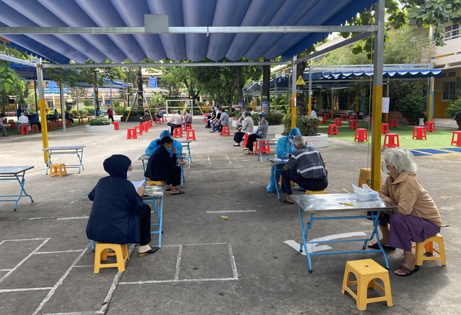 Học sinh ở TPHCM bắt đầu đăng ký tiêm vắc xin Covid-19 - 4