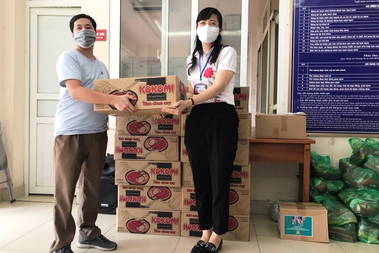 Tạp chí Năng lượng Mới cùng Tập đoàn Masan trao quà cho tuyến đầu chống dịch