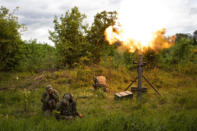 Ukraine phản công dồn dập, phá hủy kho vũ khí Nga - 1