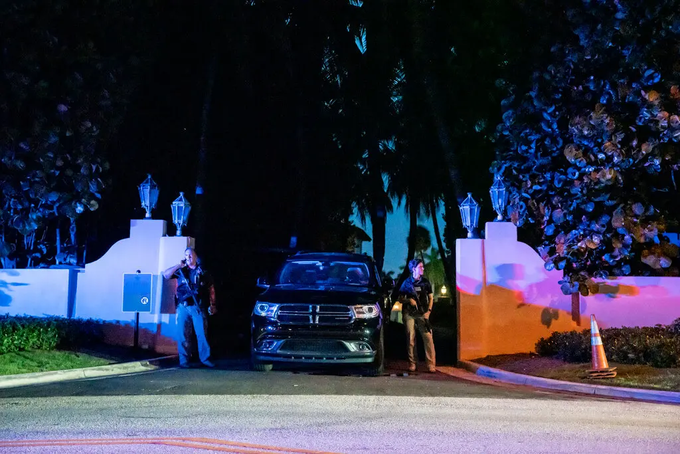 Hé lộ lý do FBI đột kích, phá két sắt nhà riêng của ông Trump - 2