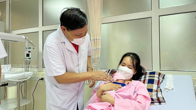 Kỳ tích cứu sống em bé nặng 400gram, nhỏ lọt thỏm trong lòng bàn tay - 4