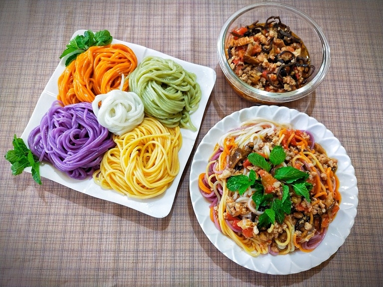 Bún ngũ sắc có thể nấu theo nhiều cách như bún canh, bún trộn. Bún ngũ sắc có thể nấu theo nhiều cách như bún canh, bún trộn.