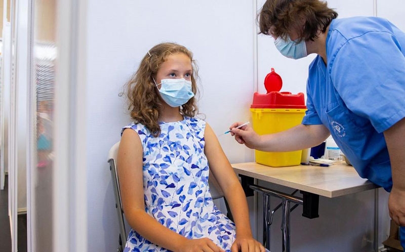 Nhiều nước thúc đẩy tiêm chủng Covid-19 diện rộng cho trẻ em nhằm mở cửa trường học trở lại một cách an toàn.