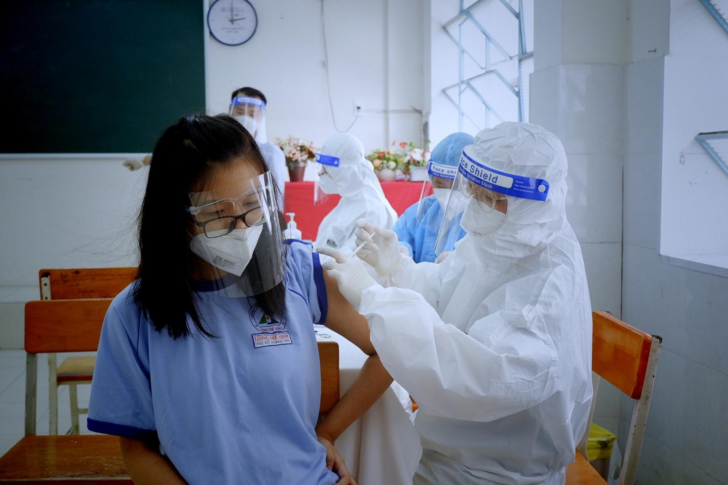 Học sinh ở TPHCM tiêm vaccine phòng COVID-19. Ảnh: HCDC