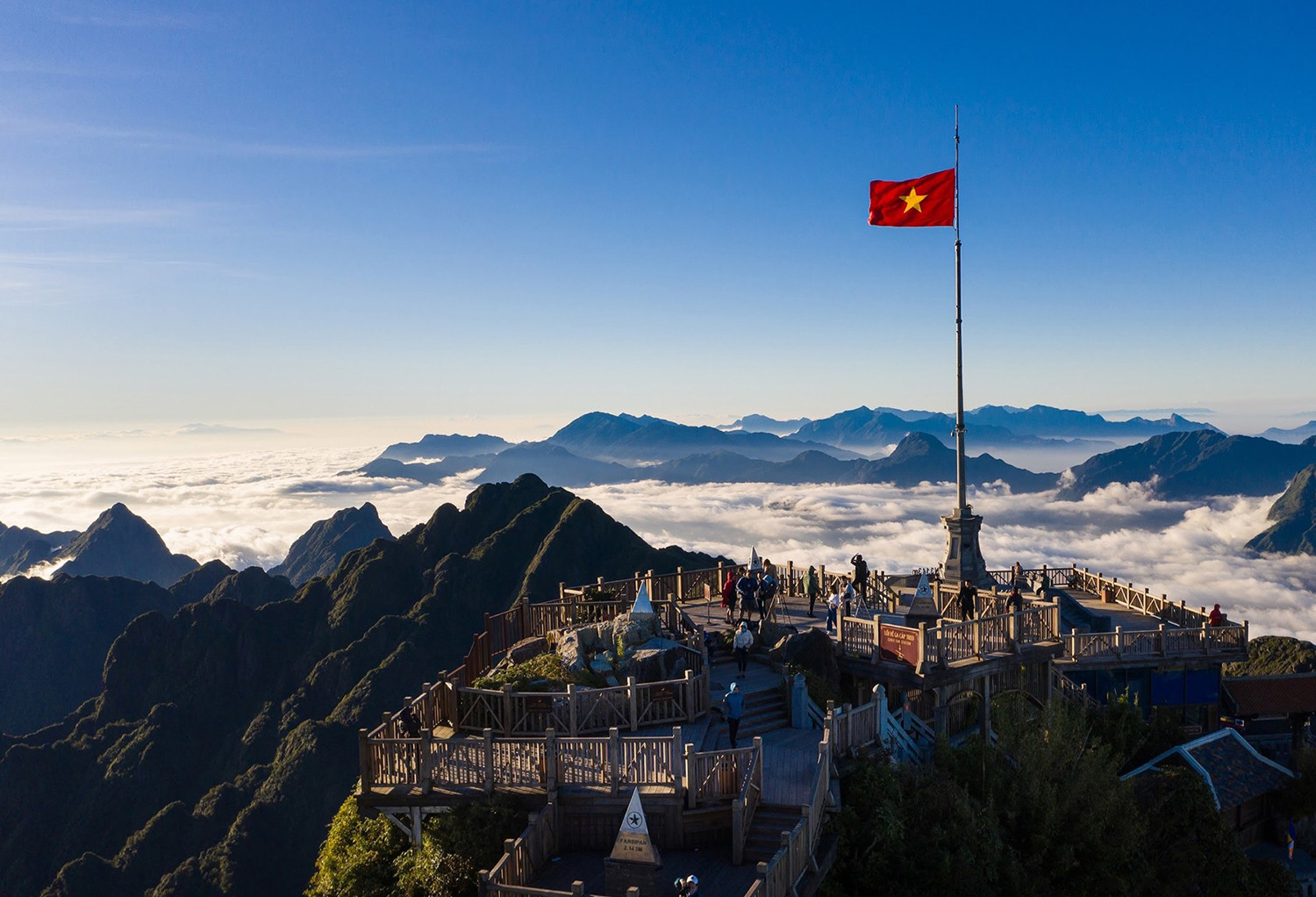 Khung cảnh biển mây tựa chốn “bồng lai tiên cảnh” trên đỉnh Fansipan Khung cảnh biển mây tựa chốn “bồng lai tiên cảnh” trên đỉnh Fansipan