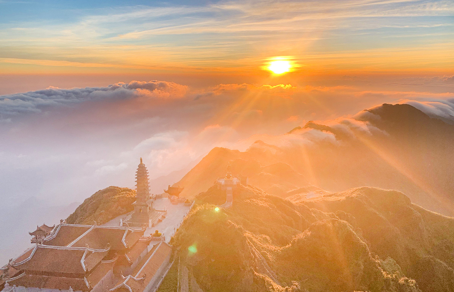 Khung cảnh biển mây tựa chốn “bồng lai tiên cảnh” trên đỉnh Fansipan Khung cảnh biển mây tựa chốn “bồng lai tiên cảnh” trên đỉnh Fansipan