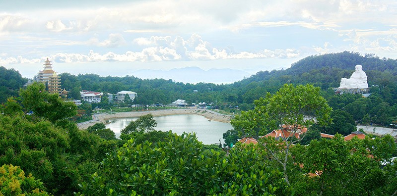 Toàn cảnh Khu du lịch Núi Cấm (Thiên Cấm Sơn), xã An Hảo, huyện Tịnh Biên, tỉnh An Giang. (Ảnh: Chiền Khu) Toàn cảnh Khu du lịch Núi Cấm (Thiên Cấm Sơn), xã An Hảo, huyện Tịnh Biên, tỉnh An Giang. (Ảnh: Chiền Khu)
