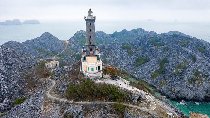 Đảo Long Châu - Vẻ đẹp hoang sơ, kỳ vĩ giữa vịnh Lan Hạ