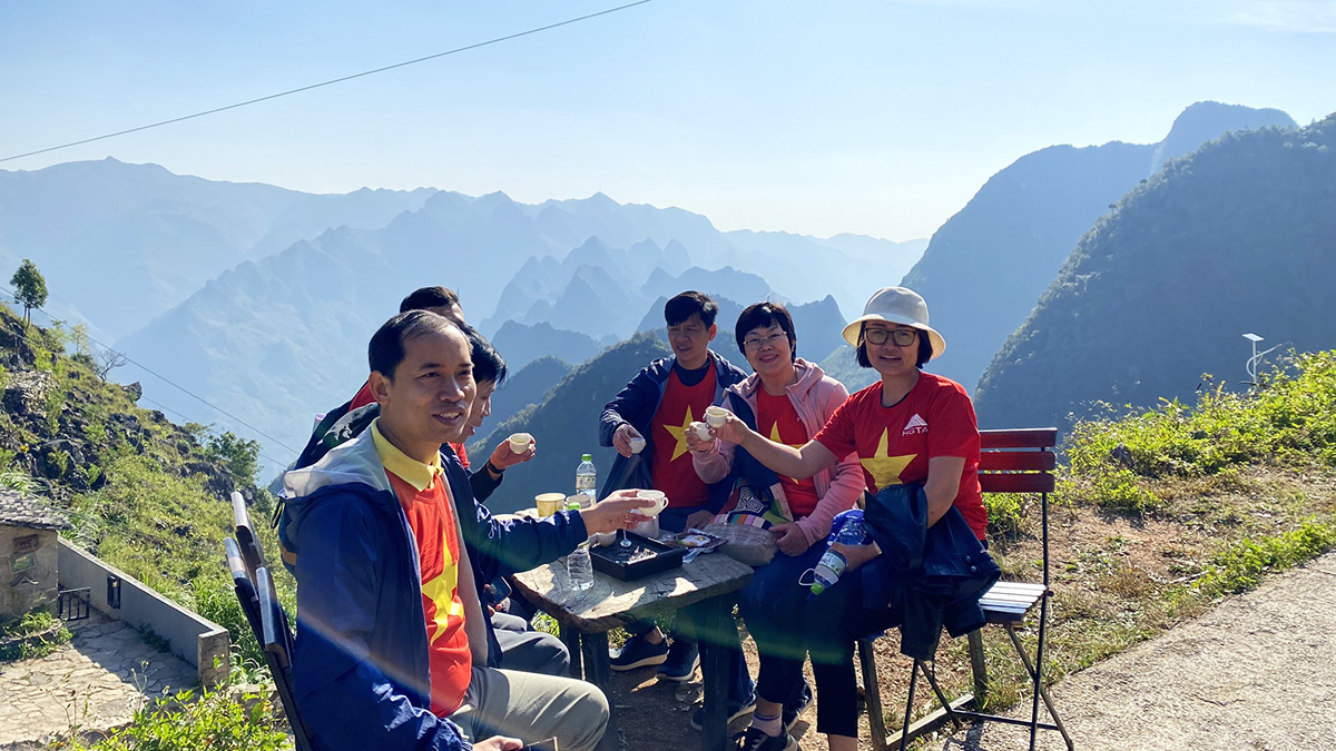 Kỳ vĩ cung đường đi bộ chinh phục Vách đá trắng Hà Giang